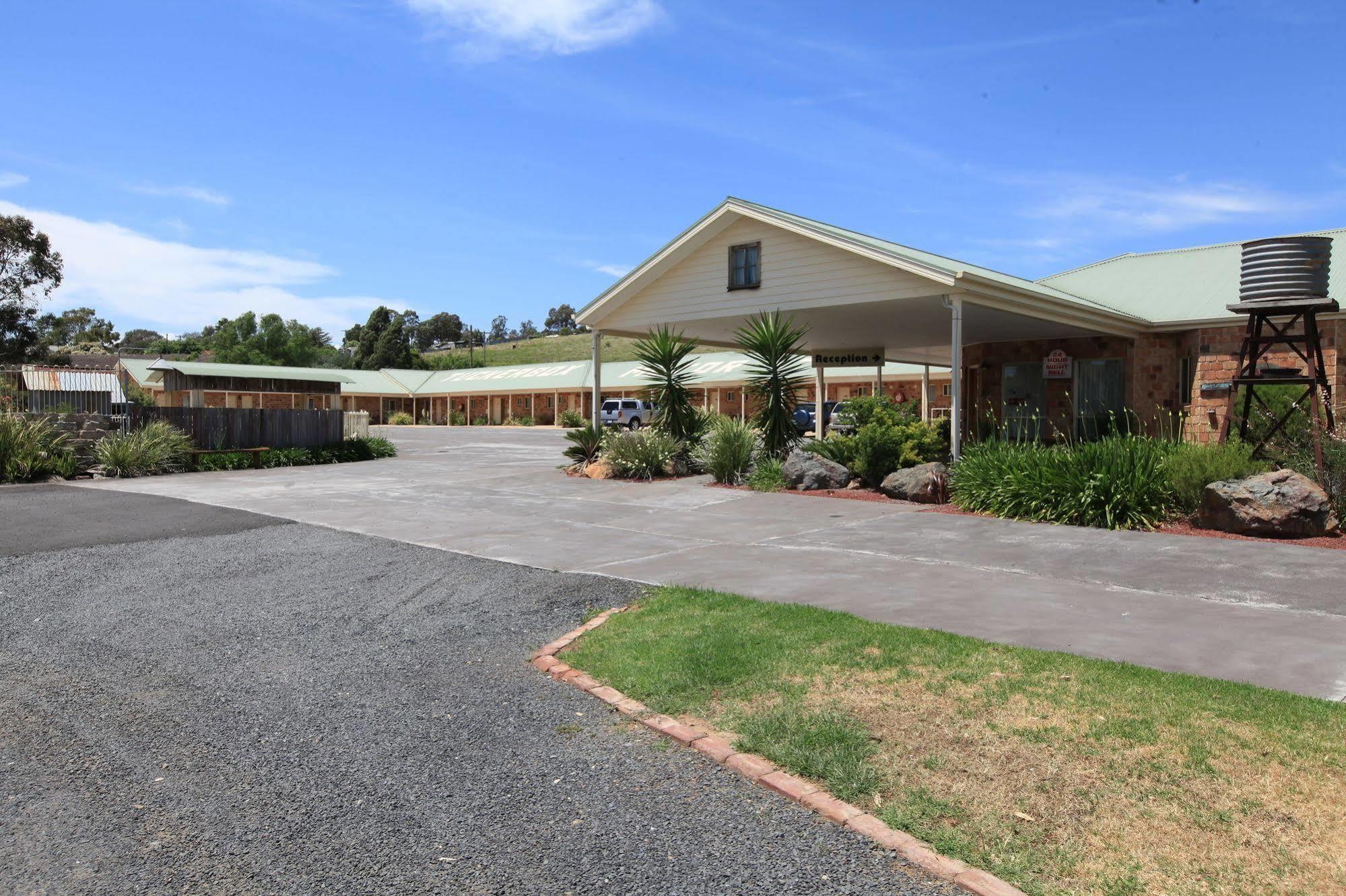 Tuckerbox Motor Inn Gundagai Bagian luar foto