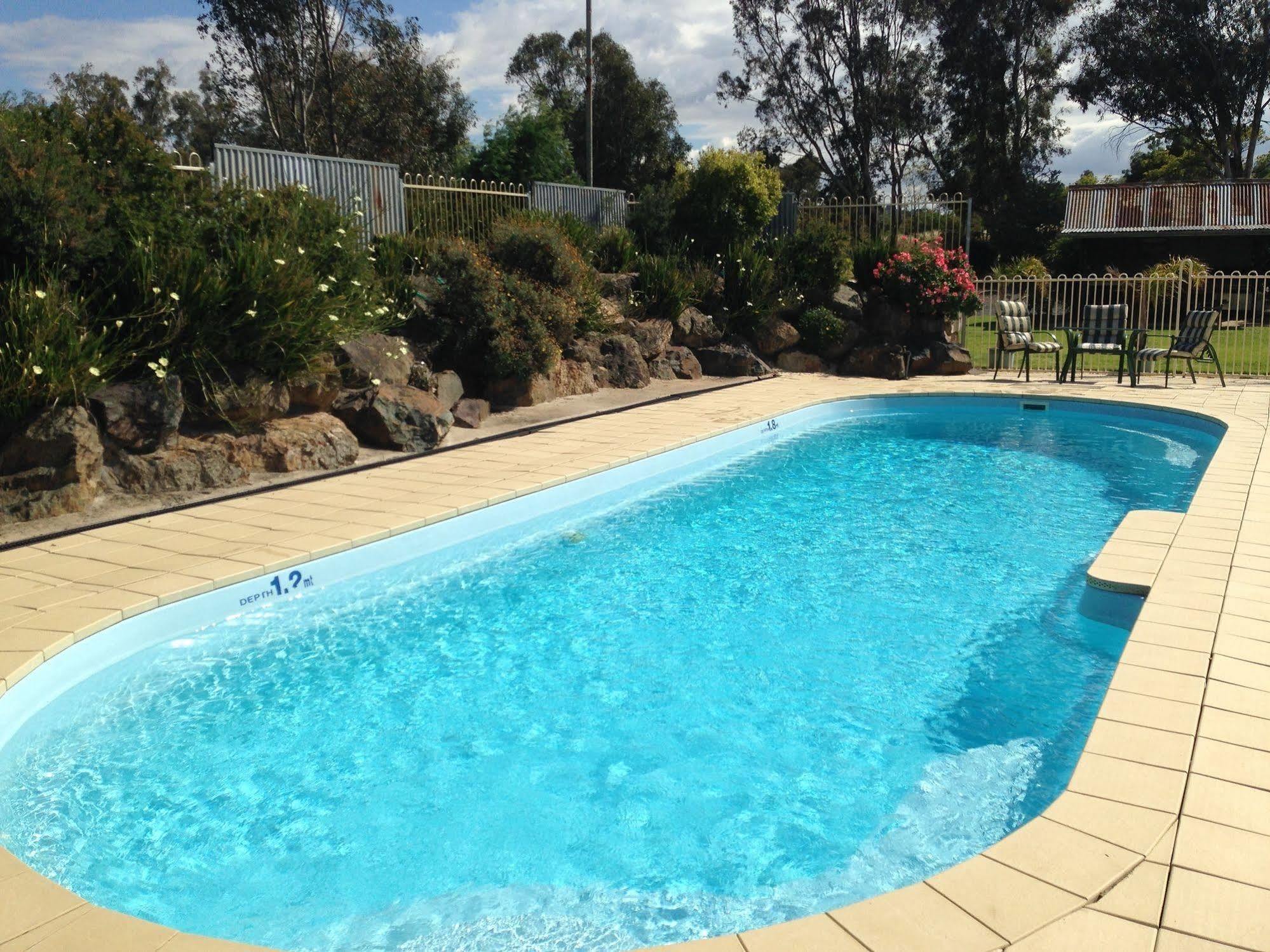Tuckerbox Motor Inn Gundagai Bagian luar foto