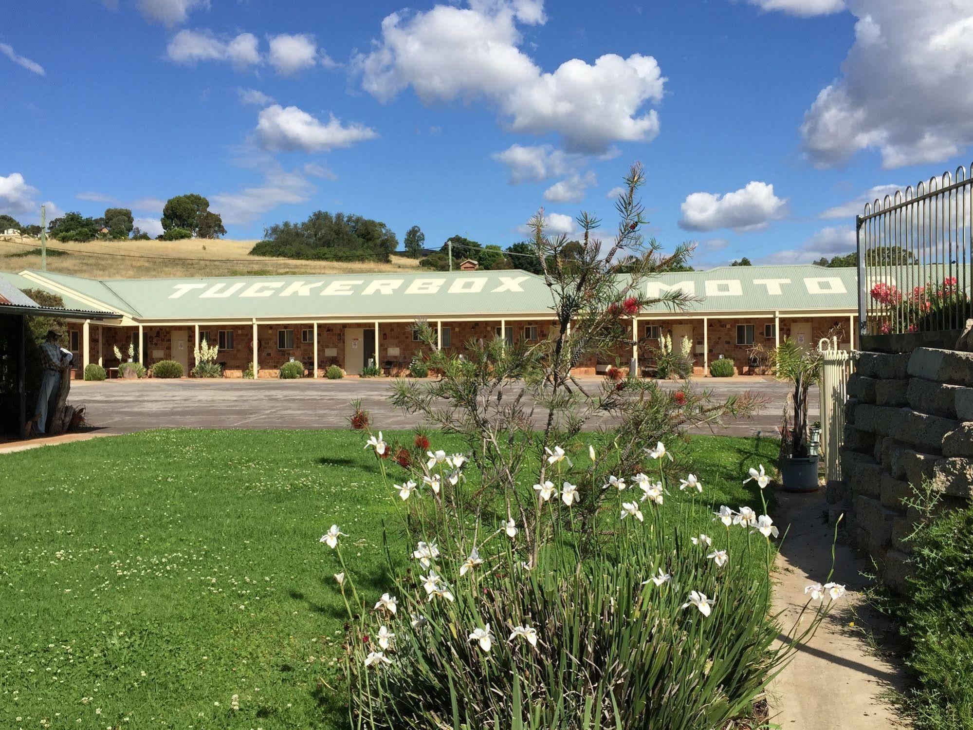 Tuckerbox Motor Inn Gundagai Bagian luar foto