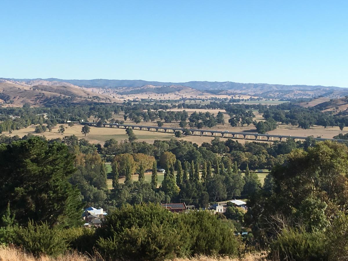 Tuckerbox Motor Inn Gundagai Bagian luar foto